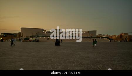 Das Amphitheater im Katara Cultural Village, Doha Katar Panoramablick bei Sonnenuntergang mit Menschen zu Fuß und Wolken in den Himmel im Hintergrund Stockfoto