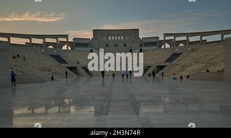 Das Amphitheater im Katara Cultural Village, Doha Katar Panoramablick bei Sonnenuntergang mit Menschen zu Fuß und Wolken am Himmel im Hintergrund Stockfoto