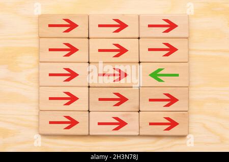 Außenseiter im Gegensatz zur Menge Stockfoto