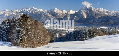 Panoramalandschaft im Winter mit Bergkette Stockfoto