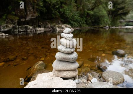 Der Fluss Oparara fließt durch den üppigen und unberührten gemäßigten Regenwald Stockfoto