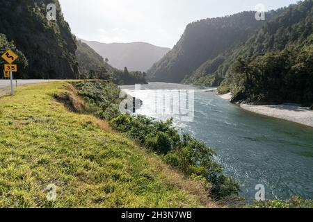 Straße, Canyon mit Fluss, Neuseeland Südinsel Stockfoto