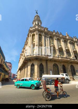 Oldtimer im Retro-Stil auf den Straßen von Havanna. Oldtimer auf den Straßen von Havanna. Stockfoto