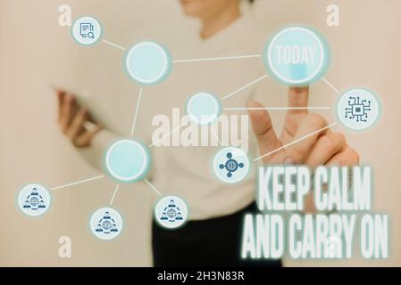 Schreiben mit Text Halten Sie sich ruhig und machen Sie weiter. Wort geschrieben auf Slogan ruft nach Ausdauer Gesicht der Herausforderung Lady Holding Tablet Druck auf Stockfoto