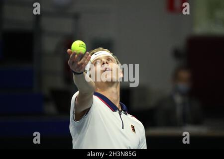 St. Petersburg, Russland. Okt. 2021. Denis Shapovalov aus Kanada in Aktion während des St. Petersburg Open Tennisturniers 2021 gegen Jan-Lennard Struff aus Deutschland in der Sibur Arena.Endstand; Jan-Lennard Struff 2:0 Denis Shapovalov. Kredit: SOPA Images Limited/Alamy Live Nachrichten Stockfoto