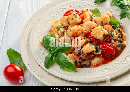 Traditionelle Kartoffel-Gnocchi mit Tomatensauce. Stockfoto