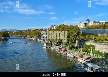 Tiflis, Georgien - 24. Oktober 2021: Das Panorama der georgischen Hauptstadt mit dem Fluss Kura, dem Präsidentenpalast, Tbilisi Music Theatre und Konzert Stockfoto