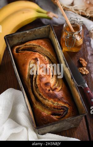 Frisch gebackenes, hausgemachtes Bananenbrot. Eine appetitliche, zarte, weiche Brotstruktur mit zerdrückter Nuss Stockfoto