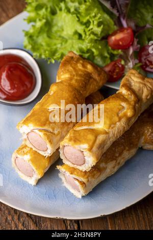 Frankfurter in Blätterteig auf einem Teller Stockfoto