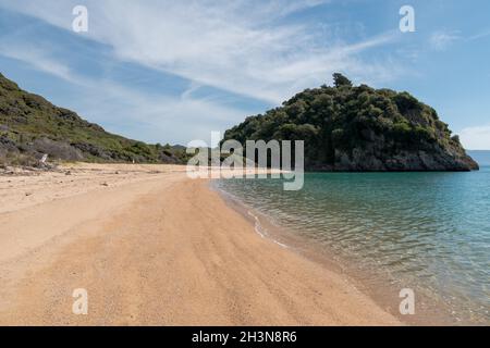 Inselchen vor Taupo Head, Golden Bay, Abel Tasman, Neuseeland. Stockfoto