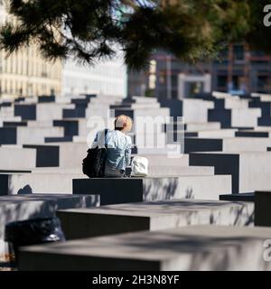 Weibliche Besucherin am Holocaust-Denkmal im Zentrum von Berlin