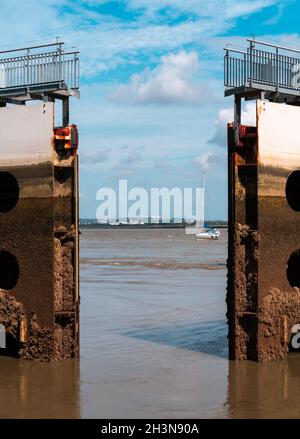 Honfleur, Frankreich - 4. August 2021: Türen, die den Hafen vor Überschwemmungen schützen und die Regulierung des Wasserstegs ermöglichen Stockfoto