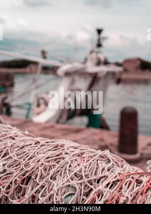 Fischernetze am Ufer von Honfleur, für den weiteren Gebrauch vorbereitet Stockfoto