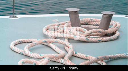 Seil auf dem Deck des Bootes zum Festmachen am Pier Stockfoto