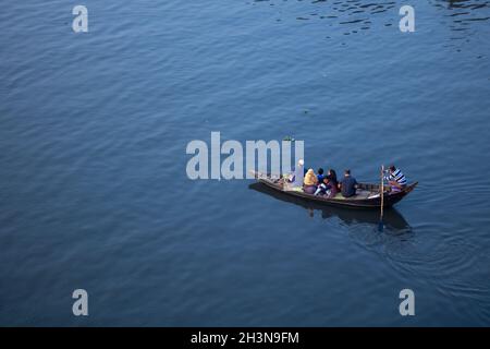 Alle Unternehmen eine Bootsfahrt auf dem Fluss Buriganga in der Nähe der Hauptstadt. Stockfoto