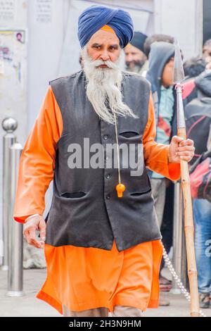 DELHI, INDIEN - 25. JANUAR 2017: Sikh-Krieger mit einem Speer auf einer Wache vor Gurudwara SIS Ganj Sahib gurdwara Kultstätte für Sikhs in Delh Stockfoto