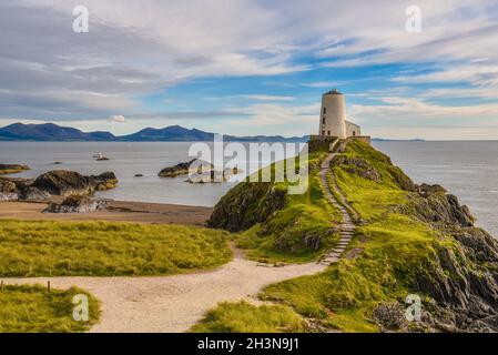 TWR Mawr Lighthouse auf Llandwyn Island, Snowdonia bei schönem Sonnenuntergang. Dies ist einer der besten Orte in Anglesey zu besuchen. Stockfoto