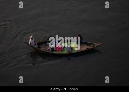 Das Paar fährt im Fluss. Das Boot schwimmt. Dies ist ein Blick auf den Fluss Buriganga in Bangladesch. Stockfoto