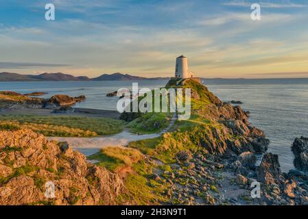 TWR Mawr Lighthouse auf Llandwyn Island, Snowdonia bei schönem Sonnenuntergang. Dies ist einer der besten Orte in Anglesey zu besuchen. Stockfoto