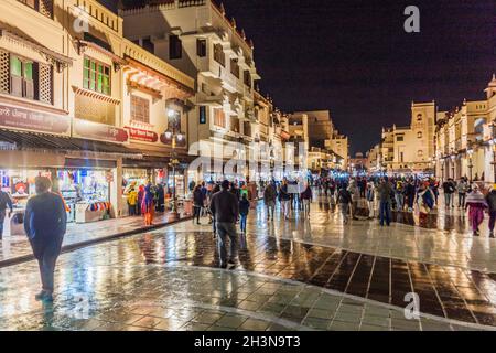 AMRITSAR, INDIEN - 25. JANUAR 2017: Nahe Ansicht einer Straße im Zentrum von Amritsar, Punjab Staat, Indien Stockfoto