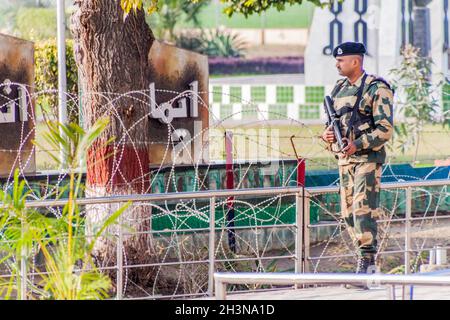 WAGAH, INDIEN - 26. JANUAR 2017: Soldat, der an der indisch-pakistanischen Grenze in Wagah in Punjab, Indien, wacht. Stockfoto