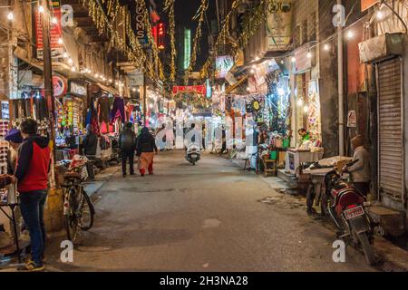AMRITSAR, INDIEN - 26. JANUAR 2017: Nachtansicht einer Straße im Zentrum von Amritsar, Punjab, Indien Stockfoto