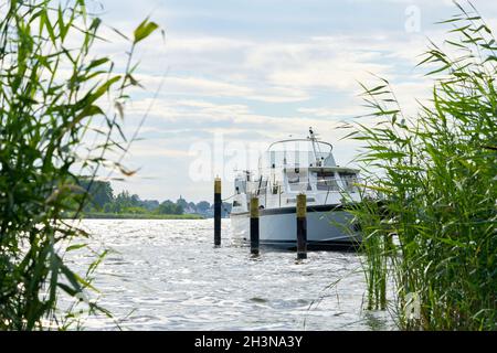 Yacht an einer Anlegestelle an der Havel bei Toeplitz In Deutschland Stockfoto