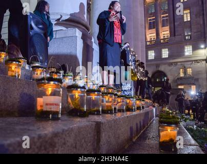 London, Großbritannien. Oktober 2021. Laternen auf den Stufen der Königlichen Börse. Aktivisten veranstalteten vor der COP26 ein National Climate Justice Memorial vor der Bank of England und forderten die Bank auf, die Finanzierung fossiler Brennstoffe einzustellen. Kredit: Vuk Valcic / Alamy Live Nachrichten Stockfoto