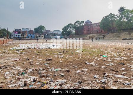 LUCKNOW, INDIEN - 2. FEBRUAR 2017: Mit Müll bedeckte Rasenfläche in Lucknow, Bundesstaat Uttar Pradesh, Indien Stockfoto