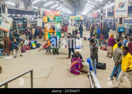 LUCKNOW, INDIEN - 3. FEBRUAR 2017: Bahnsteig des Bahnhofs in Lucknow, Bundesstaat Uttar Pradesh, Indien Stockfoto