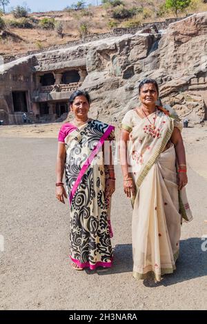 ELLORA, INDIEN - 7. FEBRUAR 2017: Einheimische Frauen besuchen die Jain Höhlen in Ellora, Maharasthra Staat, Indien Stockfoto