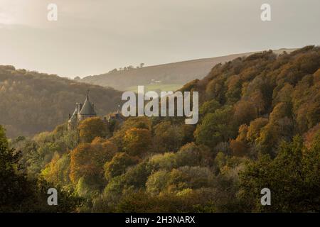 Cardiff, Wales, Großbritannien. Okt. 2021. Castell Coch in der Nähe von Cardiff wird während eines unruhigen Wetters in herbstlichen Waldfarben dargestellt. Kredit: Mark Hawkins/Alamy Live Nachrichten Stockfoto