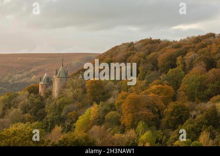 Cardiff, Wales, Großbritannien. Okt. 2021. Castell Coch in der Nähe von Cardiff wird während eines unruhigen Wetters in herbstlichen Waldfarben dargestellt. Kredit: Mark Hawkins/Alamy Live Nachrichten Stockfoto