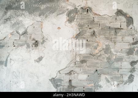 Weiße Ziegelwand mit einem zerbrochenen Spatel. Hintergrundbild einer alten Ziegelmauer. Hochwertige Fotos Stockfoto