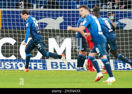 Sinsheim, Deutschland. Okt. 2021. Fußball: Bundesliga, TSG 1899 Hoffenheim - Hertha BSC, Matchday 10, in der PreZero Arena. Sebastian Rudy (l) von Hoffenheim feiert sein Ziel von 2:0. Quelle: Uwe Anspach/dpa/Alamy Live News Stockfoto