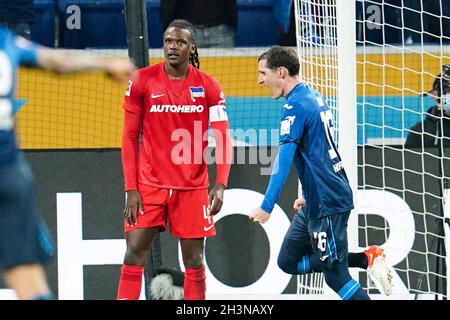 Sinsheim, Deutschland. Okt. 2021. Fußball: Bundesliga, TSG 1899 Hoffenheim - Hertha BSC, Matchday 10, in der PreZero Arena. Hoffenheims Sebastian Rudy (r) feiert sein Ziel, 2:0 zu erreichen. Quelle: Uwe Anspach/dpa/Alamy Live News Stockfoto