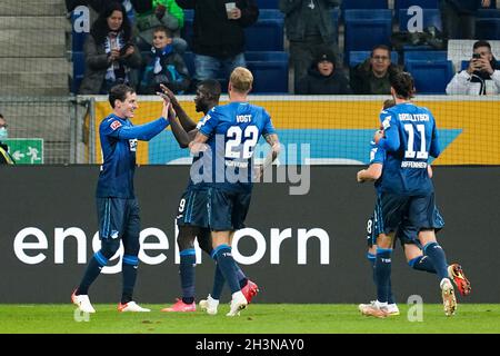 Sinsheim, Deutschland. Okt. 2021. Fußball: Bundesliga, TSG 1899 Hoffenheim - Hertha BSC, Matchday 10, in der PreZero Arena. Sebastian Rudy (l) von Hoffenheim feiert sein Tor für 2:0 mit Teamkollegen. Quelle: Uwe Anspach/dpa/Alamy Live News Stockfoto