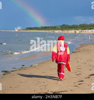 Rettungsschwimmer am Strand an der polnischen Ostseeküste bei Swinoujscie geht nach Hause. Stockfoto