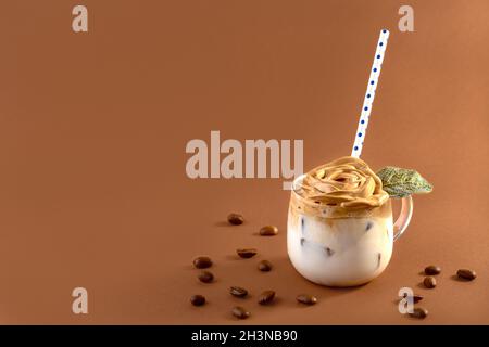 Dalgona Kaffee mit Schaum in der Form einer Rose. Stockfoto
