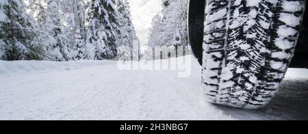 Winterreifen auf schneebedeckter Straße Stockfoto