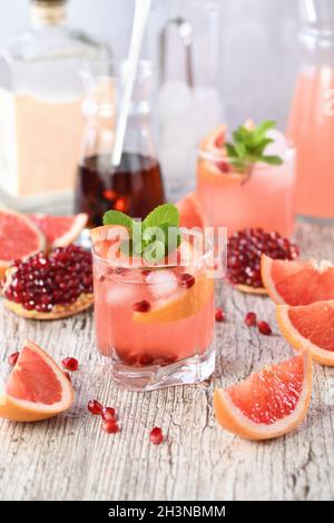 Tequila Cocktail mit Granatapfel und Grapefruitsaft, getönt mit dem Aroma eines frischen Zweig von mi Stockfoto