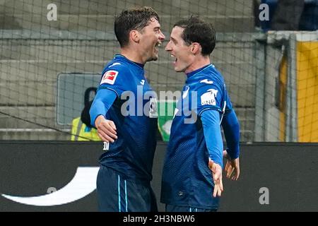 Sinsheim, Deutschland. Okt. 2021. Fußball: Bundesliga, TSG 1899 Hoffenheim - Hertha BSC, Matchday 10, in der PreZero Arena. Hoffenheims Sebastian Rudy (r) feiert mit Hoffenheims Robert Skov nach dem Tor 2:0. Quelle: Uwe Anspach/dpa/Alamy Live News Stockfoto