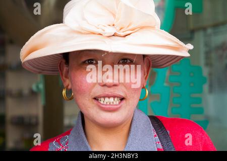 Tibeterin/ethnische Frauen Tibets, die in der alten chinesischen Stadt mit Stadtmauern (alte Stadtmauer) von Songpan im Norden von Sichuan, China, ansässig oder ortsansässig sind (125) Stockfoto