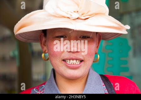 Tibeterin/ethnische Frauen Tibets, die in der alten chinesischen Stadt mit Stadtmauern (alte Stadtmauer) von Songpan im Norden von Sichuan, China, ansässig oder ortsansässig sind (125) Stockfoto