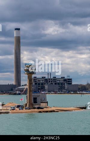 Küstenwache Aussichtsturm am Eingang zum southampton Water vom solent bei calshot Spit uk mit fawley-Kraftwerk im Hintergrund Stockfoto