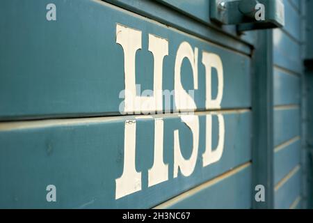 Symbol der Harzer Schmalspurbahn (HSB) auf einem Wagen Stockfoto