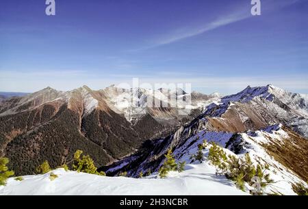 Mount Sayan im Winter im Schnee. Die Natur der Berge ist sayan. Stockfoto