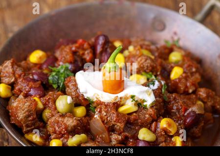 Köstliche Chili con Carne auf Holz Stockfoto