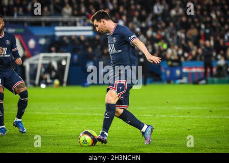 Paris, Frankreich. Okt. 2021. Lionel (Leo) MESSI von PSG während des Ligue 1-Spiels zwischen Paris Saint-Germain (PSG) und Lille OSC (LOSC) im Stadion Parc des Princes am 29. Oktober 2021 in Paris, Frankreich. (Bild: © Matthieu Mirville/ZUMA Press Wire) Stockfoto