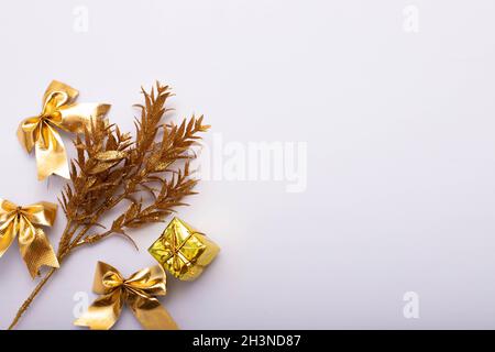 Weihnachten Hintergrund.Weihnachtsgeschenk Box und Dekorationen auf weißem Hintergrund Stockfoto